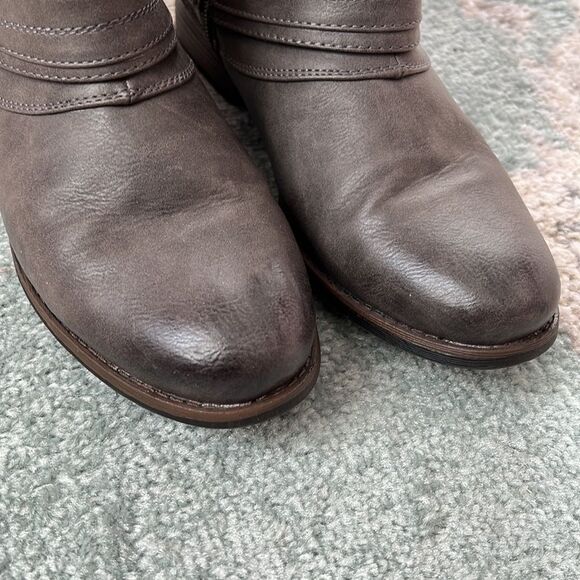 UnR8ted Sz 8.5 Grey Buckle Ankle Booties - Picture 4 of 8
